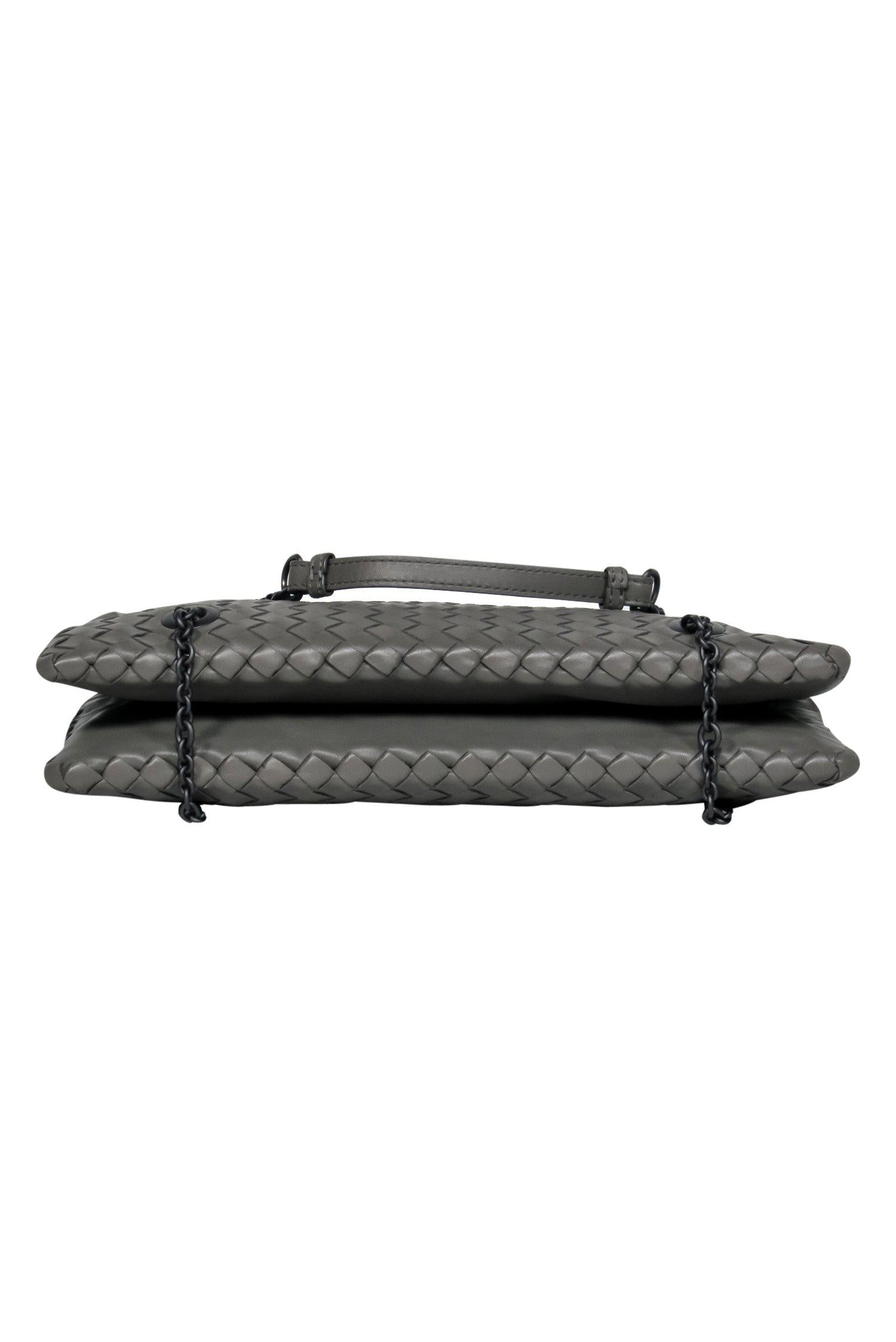 Bottega Veneta Olive Green Woven Chain Strap Handbag - A Chic Must-Have!