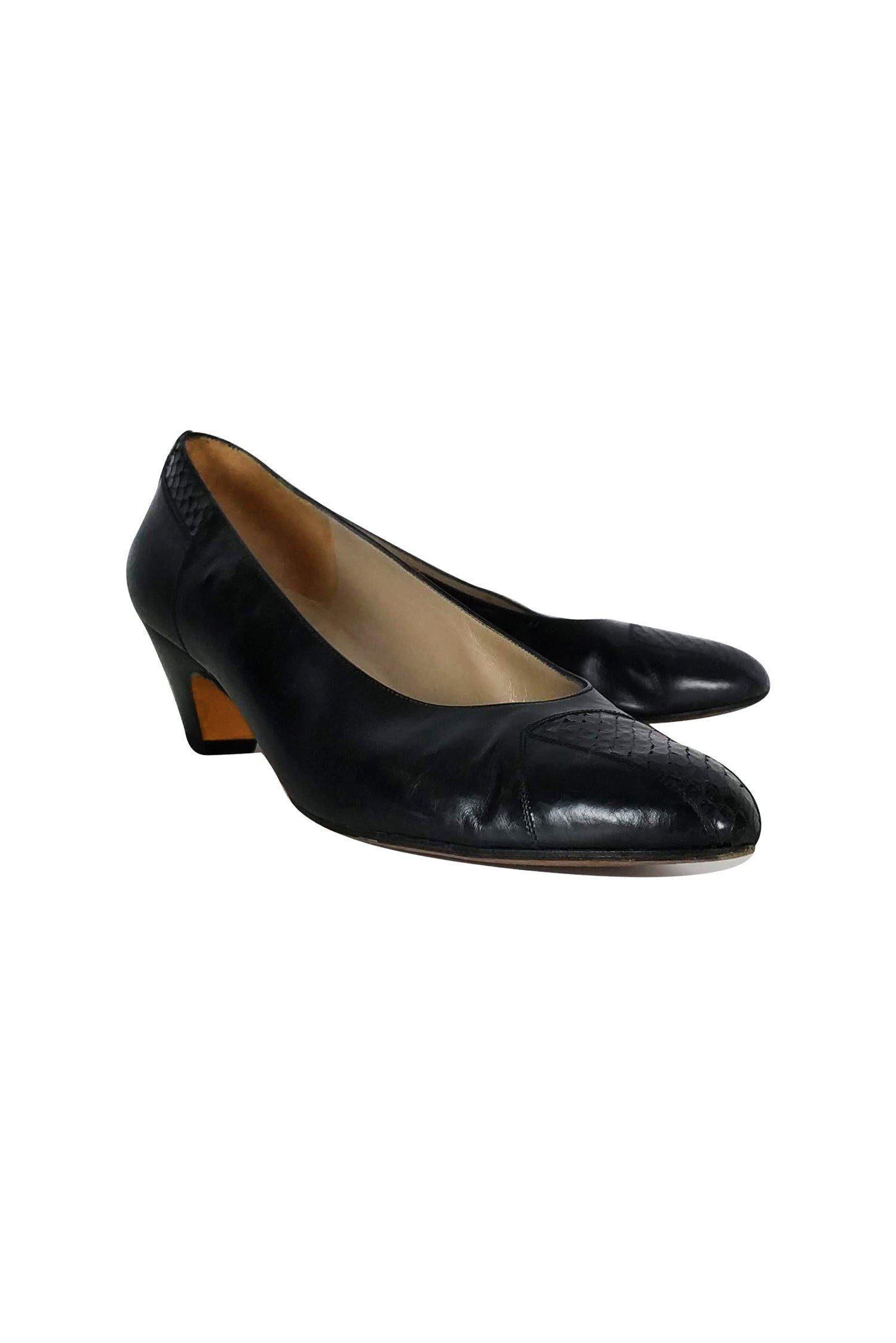 Ferragamo Black Leather Pumps - Size 9 - A Must-Have!