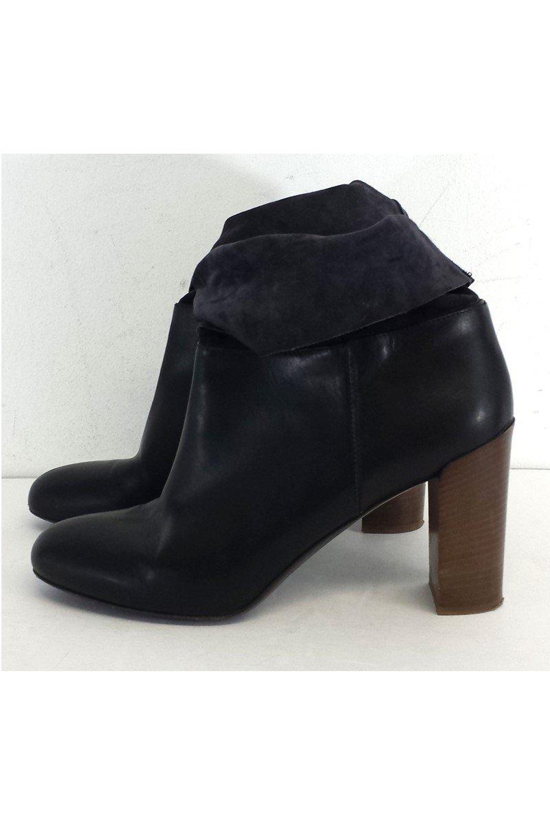 Vince Dark Navy Leather Booties - Size 11: A Stylish Italian Gem!