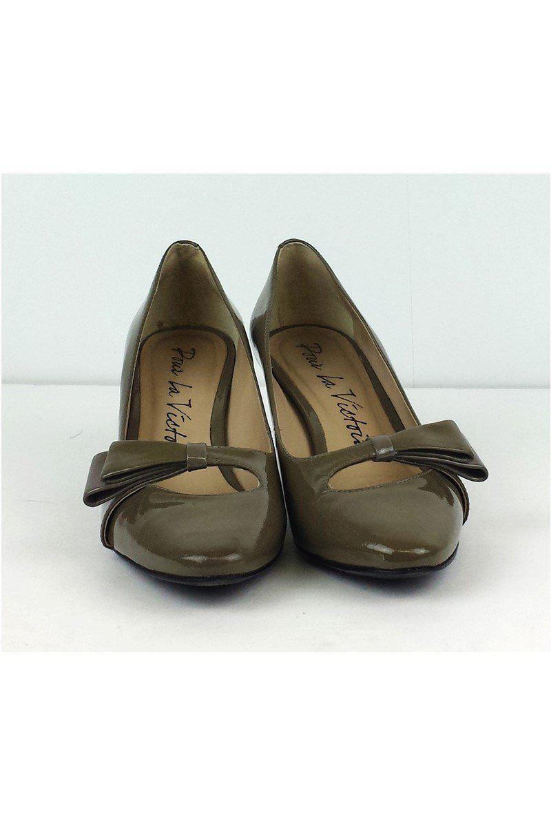 Pour La Victoire - Chic Taupe Patent Leather Bow Pumps, Size 6