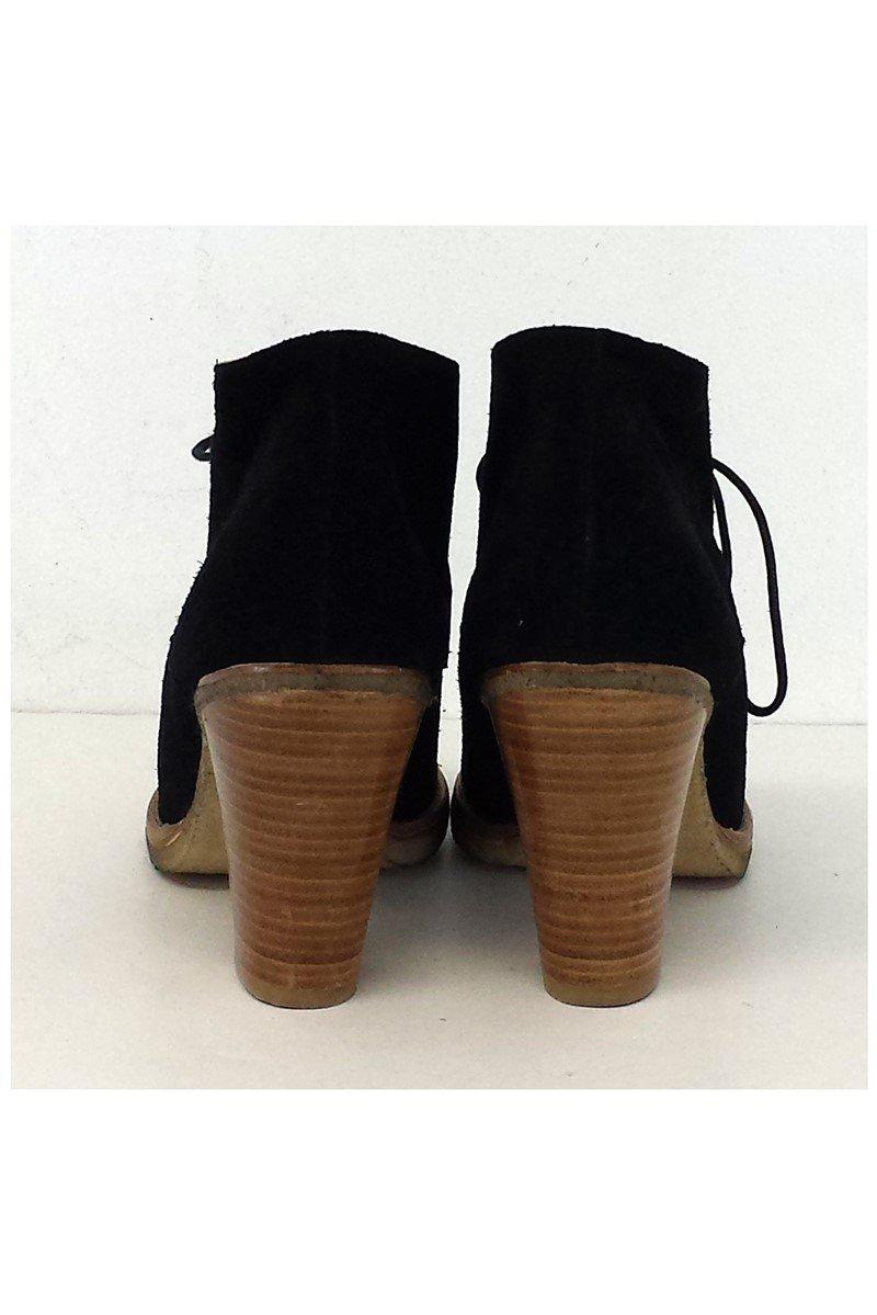 Ralph Lauren's Stunning Black Suede Lace-Up Ankle Boots in Size 9.5 - Grab Yours Now!