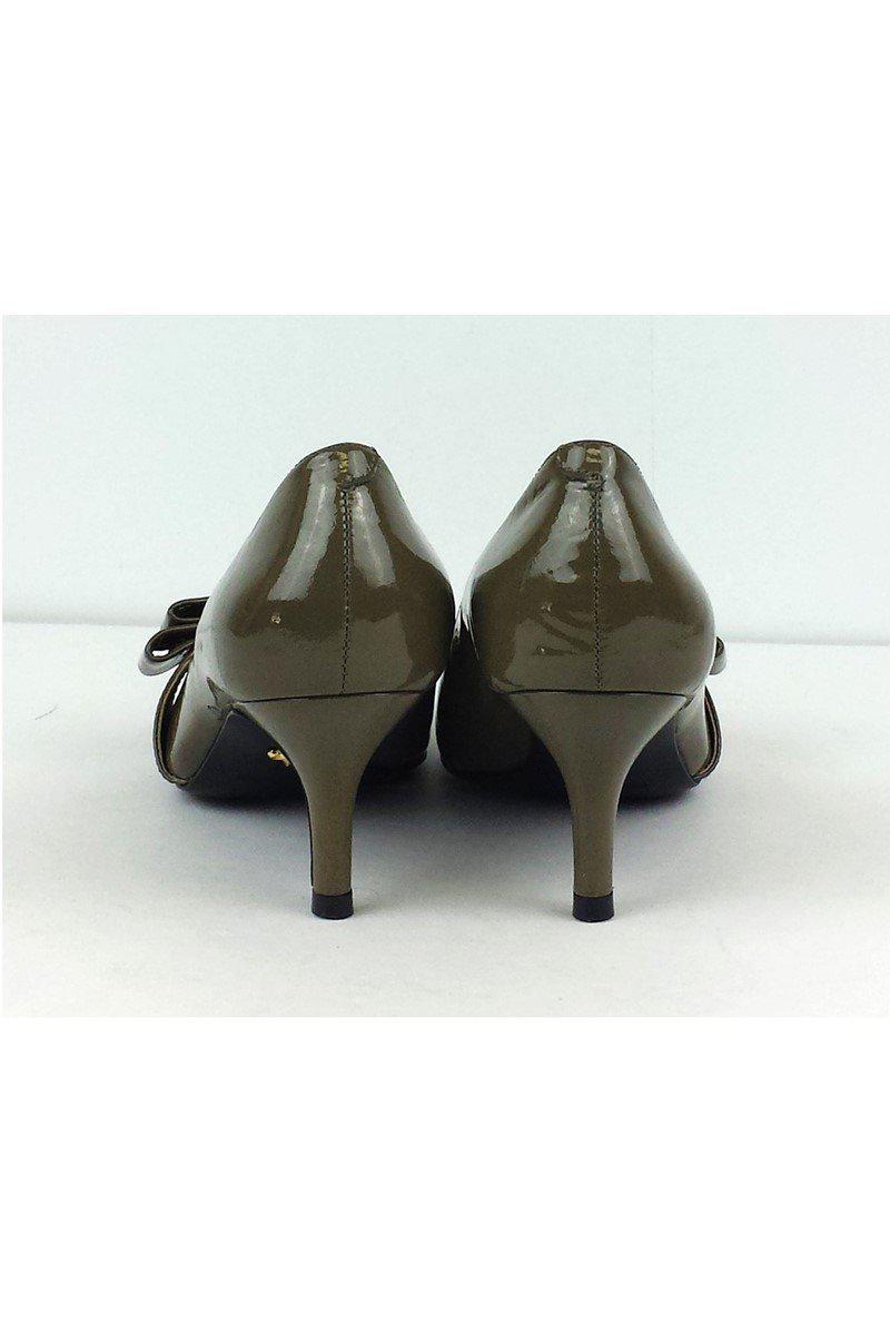 Pour La Victoire - Chic Taupe Patent Leather Bow Pumps, Size 6