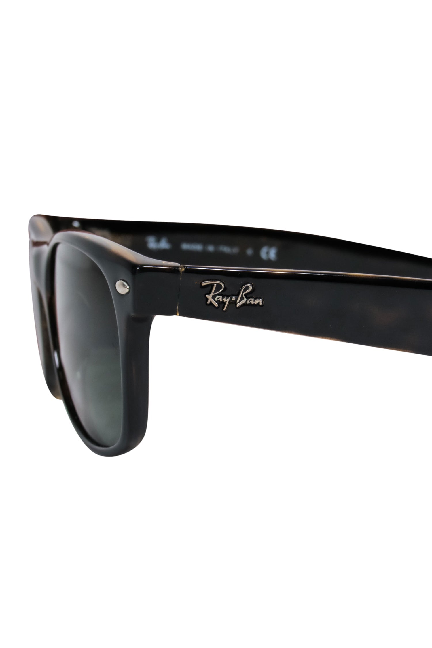 Ray-Ban Tortoise Shell Wayfarer Sunglasses - A Fashion Must-Have!