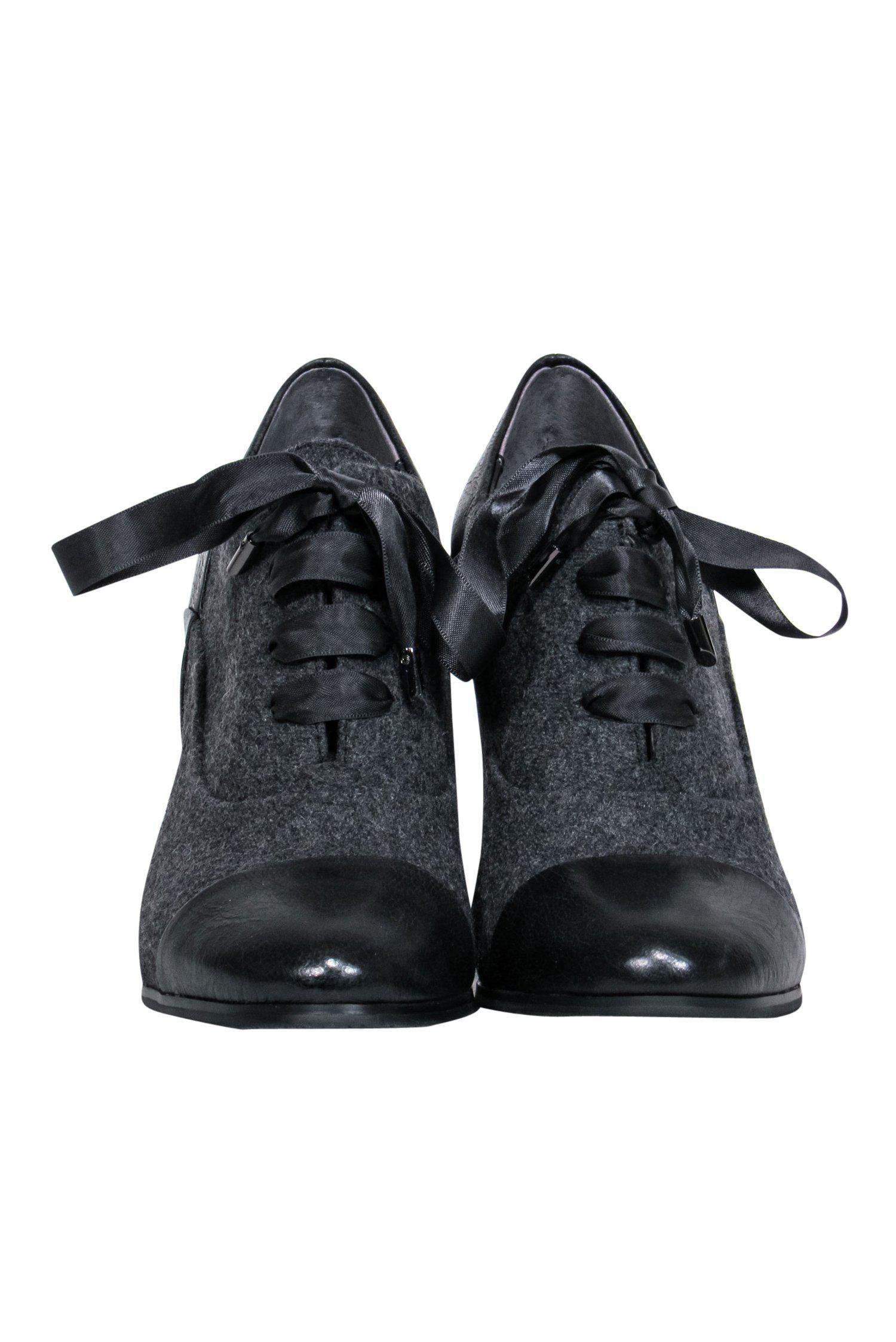 Tahari's Stylish Black Leather & Felt Lace-Up Pumps - Size 6