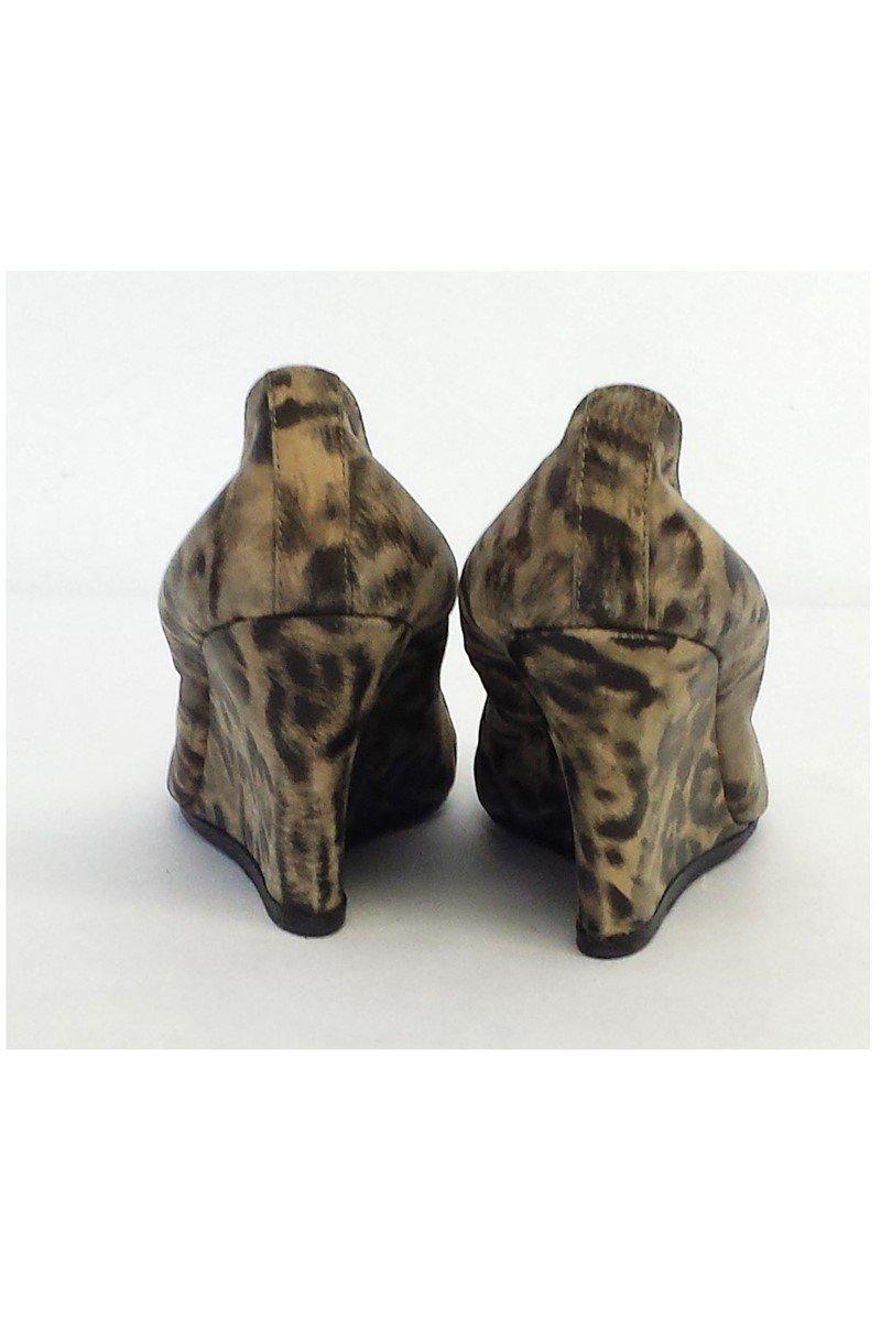Gorgeous Lanvin Beige & Grey Leopard Print Leather Wedges in Size 5