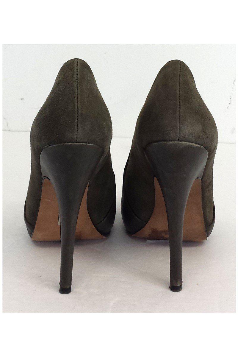 Classiques Entier Grey Suede & Leather Pumps - Size 8 - Fashion Forward!