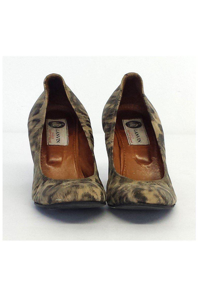 Gorgeous Lanvin Beige & Grey Leopard Print Leather Wedges in Size 5